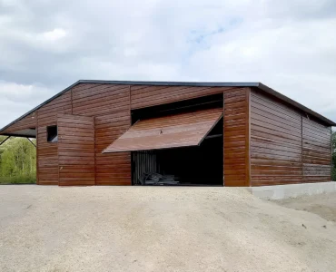 Garage en tôle simple 8×7 m avec auvent 3 m Double pente Effet bois